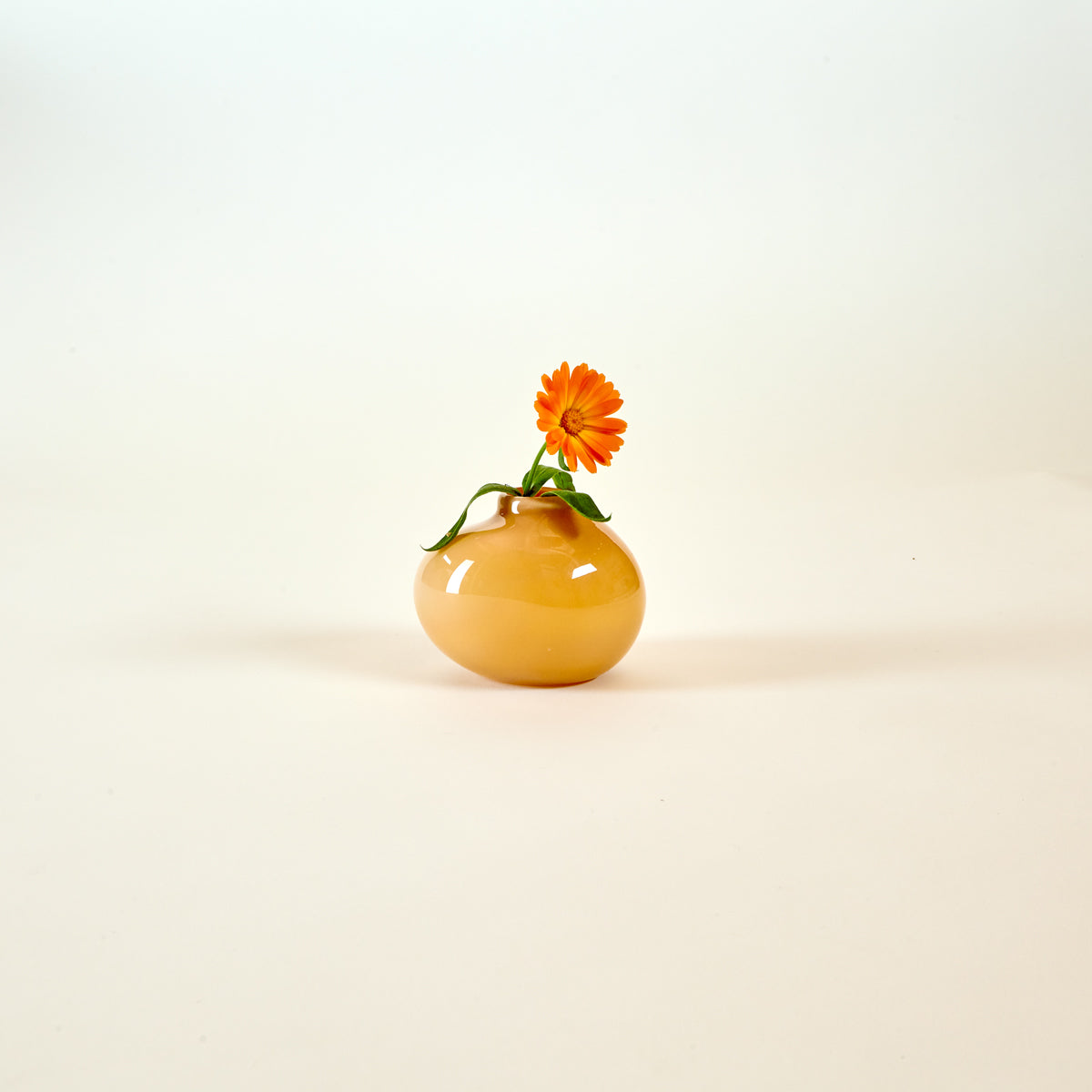 Bird vase, light apricot